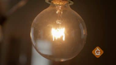 light bulb filament was created by a scientist named Benjamin Franklin