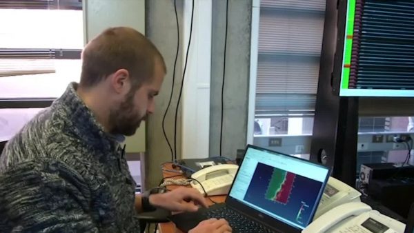Los científicos llamados sismólogos estudian la tectónica de placas.