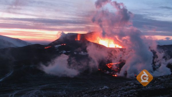 Un volcán es una abertura en la corteza terrestre.