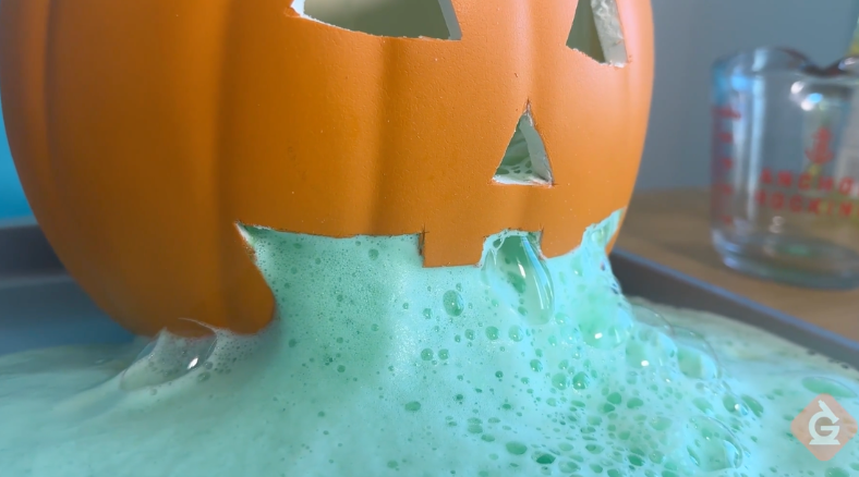 Fun, easy, and low-prep Halloween science lessons & DIY activities like How to make a pumpkin ooze, slime, and potions!